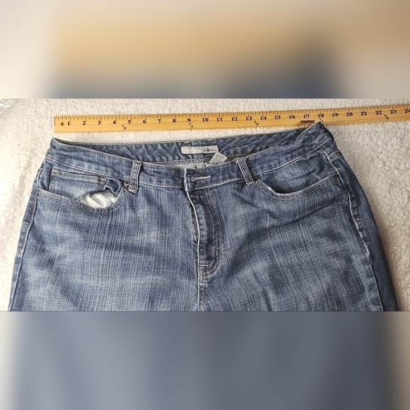 Chico’s Platinum Fit Medium Wash Distressed Denim Size 3 (Size 16) - Picture 3 of 8